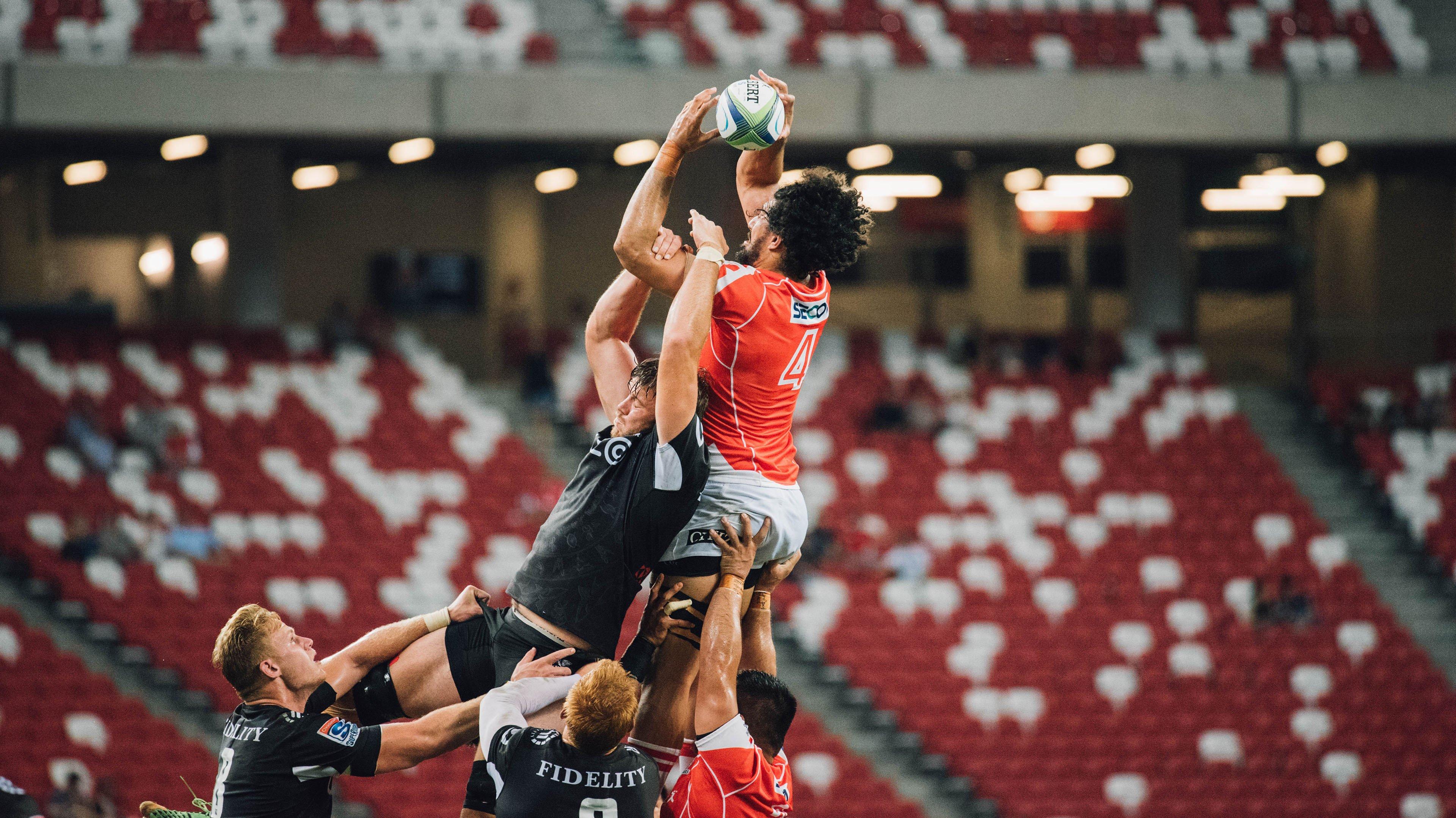 拉波尔塔诺坎普草坪平躺拍摄宣传片 球迷笑称颇具喜感预示新时代